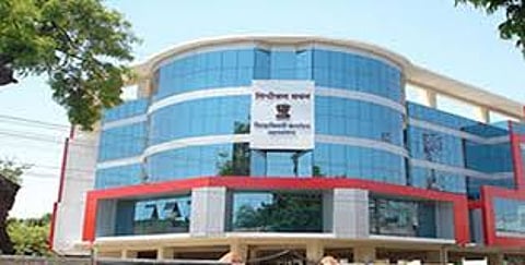 जिल्हा भूसंपादन विभागाच्या कार्यालयाचे भाडे थकल्याने संबंधित कार्यालयाला टाळे ठोकण्यात आले असून, तातडीने ही जागा खाली करण्याचे आदेशही वरिष्ठ स्तरावरून देण्यात आले आहेत. त्यामुळे नूतन जिल्हाधिकारी कार्यालयाला दिलेली हक्काची जागा तर गेलीच आणि आता बिऱ्हाडही