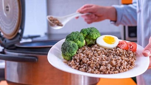 इलेक्ट्रिक प्रेशर कुकर वापरताना 'या' चुका करु नका