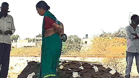 ती पतीला मुखाग्नी देताना मुले - मुली व्हिडीओ कॉलिंगवर