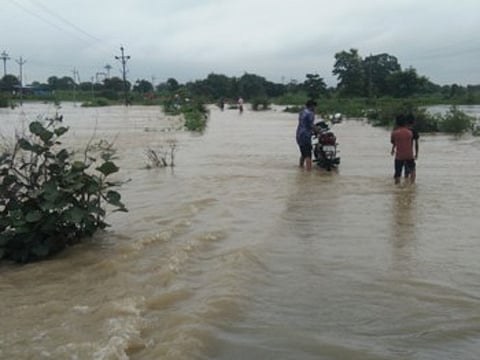 गडचिरोली : पुराच्या पाण्यामुळे खरपुंडी मार्गावर तीन ते चार फूट पाणी साचले होते.