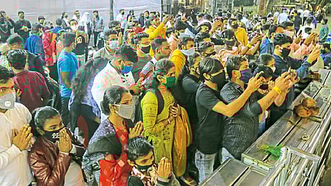 Crowd of devotees for darshan of Ganapati
