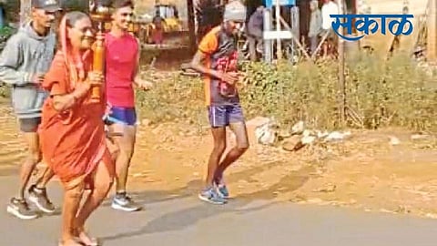 The 75-Year-Old Grandmother Ran With Shivajyoth Kolhapur Marathi News