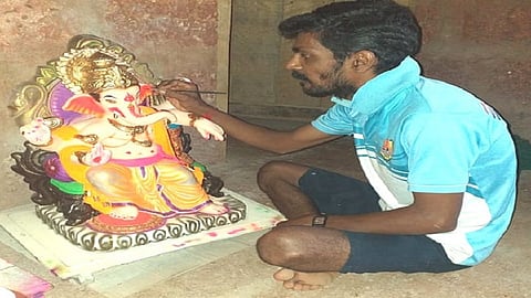 sculpture yogesh bait carving a ganesh murti without any heritage in ratnagiri