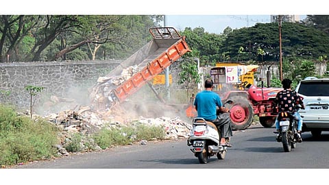 पिंपरी - रस्त्यालगत टाकला जात असलेला राडारोडा.