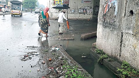 उंब्रजला प्लॅस्टिकच्या कचऱ्याने गटारे तुंबली; नागरिकांचे आरोग्य धोक्यात!