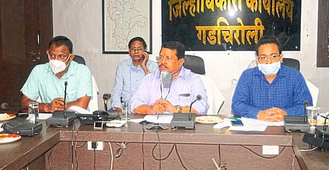 गडचिरोली : बैठकीत मार्गदर्शन करताना पालकमंत्री विजय वडेट्टीवार. सोबत जिल्हा परिषदेचे अध्यक्ष अजय कंकडालवार व जिल्हाधिकारी दीपक सिंगला.