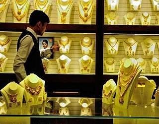 कुटूंबीय लग्नाच्या तयारीत...तेवढ्यात पडला छापा !