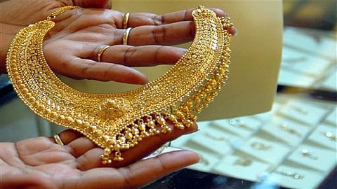 सोन्याची झळाळी कमी; चांदीचे तेजही उतरले