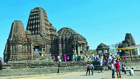 वीकेंड भटकंती : प्रशस्त आवाराचे ‘गोंदेश्वर मंदिर’