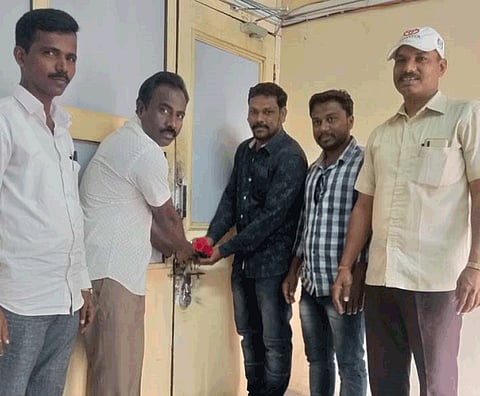 Government employees are not present on time at work in jaysingpur