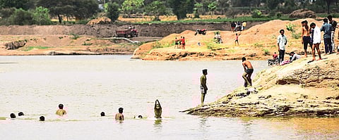 औरंगाबादः लॉकडाऊन, संचारबंदी असतांना ही त्याचे सर्रापणे उल्लंघन करुन धोकादायक असलेल्या हर्सुल तलावात तरुण पोहत आहे.