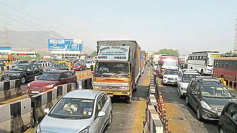highways jammed due to People rush to tourist destinations