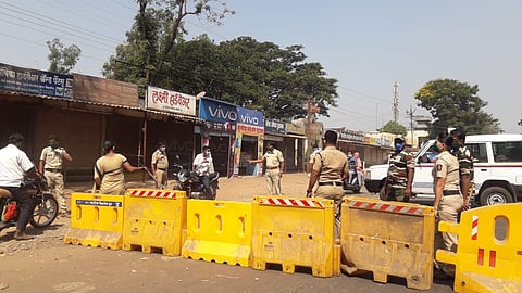 Hupri police take action to stop smugglers of unlicensed bicyclists in the city today