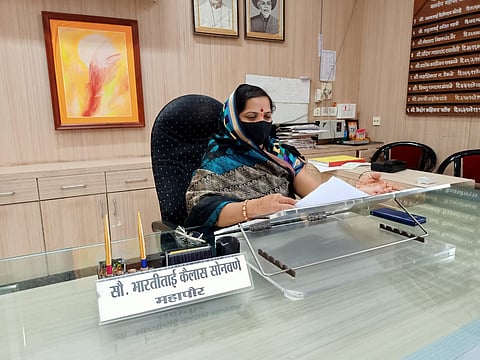 विद्यार्थी मारहाणीच्या निषेधार्थ महापौरांनी काळी फित लावून केले कामकाज !