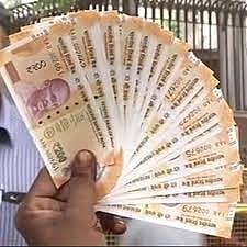 घरात सुरू होता बनावट नोटांचा छापखाना; पोलिसांची अचानक धाड आणि घरातून निघाला धुर !