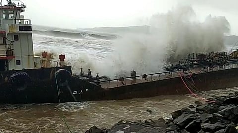 ship 'Basra Star  crashed  more than 20 per cent damage mirya ashore inratnagiri