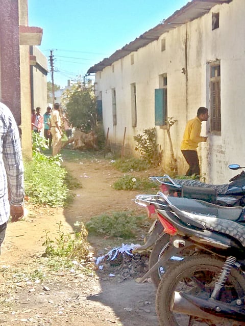 जलालखेडा ः येथील परीक्षाकेंद्रावर कॉफी पुरविणारे बहाद्दर.