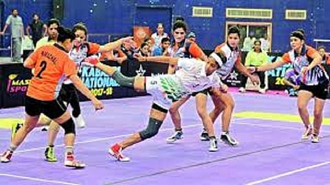 राज्य कबड्डी संघटनेने बंदी घातलेल्या खेळाडूंची भारतीय कबड्डी संघात निवड करण्यात आली आहे
