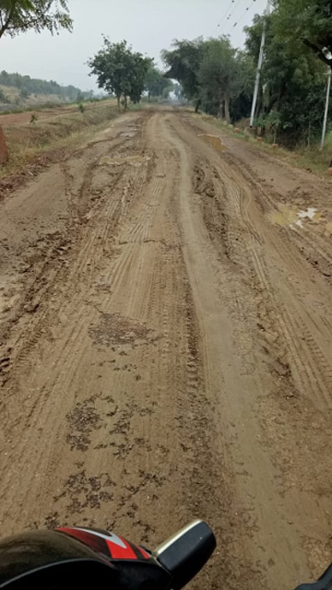 काचुरवाही :रामटेक काचुरवाही रस्त्यावर पसरलेला चिखल.