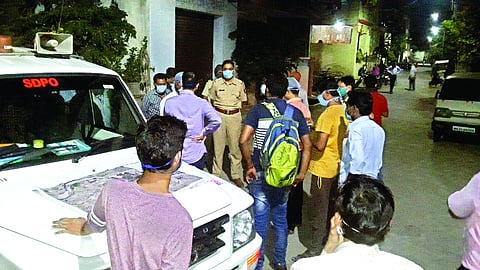 कन्हान : रामनगर लोहिया ले-आउट येथे कार्यवाही करताना प्रशासन.