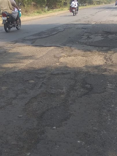 कळमेश्वरः  कळमेश्वर-काटोल-नागपूर महामार्गाची झालेली दुरवस्था.