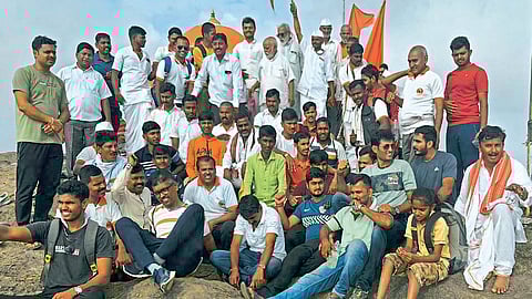 कळसूबाईचे उंच शिखर शिलेदारांकडून सर; व्यसनमुक्त युवक संघाची मोहीम फत्ते