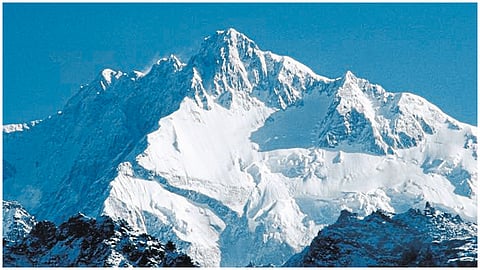 गिर्यारोहकांनी घडविला इतिहास; 'कांचनजुंग' केले सर