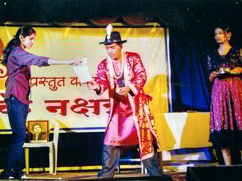 केळवदः मंचावर जादू सादर करताना कलावंत.