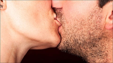 corona virus italy frans bans kissing each other government orders