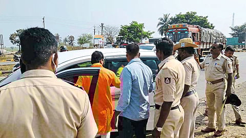 karnataka police maharashtra kolhapur shiv sena
