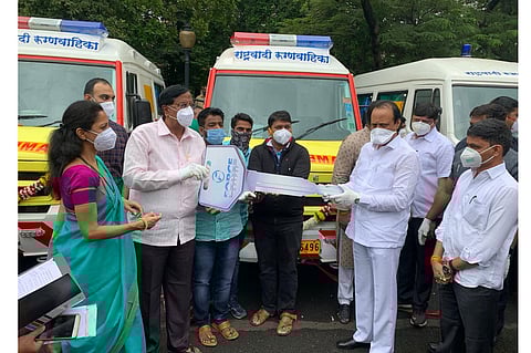 पवार पब्लिक चॅरिटेबल ट्रस्टकडून नागरिकांच्या सेवेसाठी आठ रुग्णवाहिका