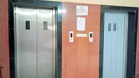 प्रशासनाचा भोंगळ कारभार चव्हाट्यावर; 'लिफ्ट बंद' पडल्याने नागरिकांत संताप