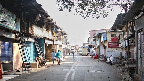 कोरोनाच्या पाश्वभूमीवर कंटेनमेंट क्षेत्रातील नागरिक धास्तावलेत, उचलतायत 'हे' मोठं पाऊल...