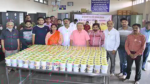 delivered to eleven hundred devotees Prasad on the same day