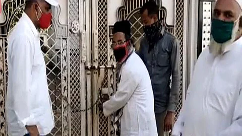 शासनाच्या आदेशाचे पालन करत साताऱ्यात मस्जिद खुले; मस्जिदीत लहान मुले, वयोवृध्दांना प्रवेश नाकारला!