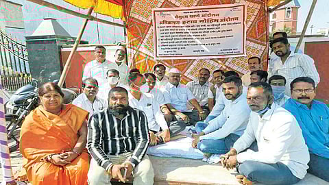 अतिक्रमण हटविण्यासाठी फलटणला धरणे; मनसेचा आक्रमक पवित्रा