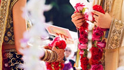 विवाहाचा खर्च टाळून गरजूंना आर्थिक मदत