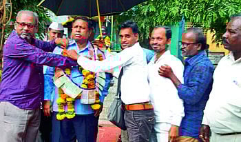 पाली : भारत मुक्ती मोर्चाचे मुख्य संयोजक वामन मेश्राम यांचे स्वागत करताना पदाधिकारी व कार्यकर्ते.