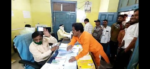 Akola News: MNS district president puts a stone in the ear of an officer; Work stoppage movement of workers