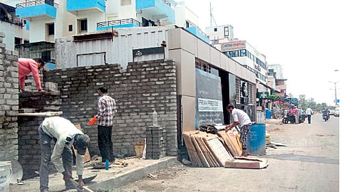 मोशीत पदपथावरच बिल्डरांकडून कार्यालये