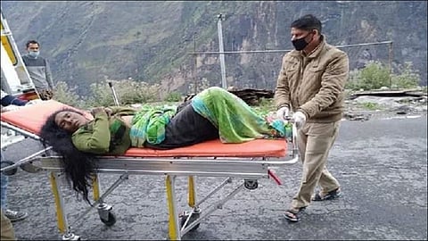 brave daughter saved her mothers life at uttarakhand