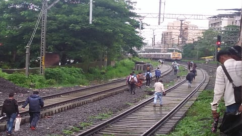 रोजच्या रखडपट्टीमुळे रेल्वे प्रवासी आंदोलनाच्या पवित्र्यात