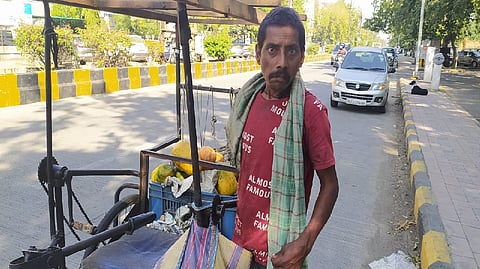 physically disabled man murlidhar lohar selling fruit in nagpur