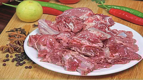 मटणाचा झाला भडका! अन्...; पाहा नेमकं काय घडलं