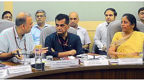 उद्योग क्षेत्राच्या प्रतिनिधींबरोबर झालेल्या चर्चेच्या प्रसंगी अर्थव्यवहार खात्याचे सचिव अतनू चक्रवर्ती, ‘नीती आयोगा’चे अमिताभ कांत व अर्थमंत्री निर्मला सीतारामन.