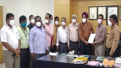 नांदेड - महापालिकेतील अधिकारी, कर्मचाऱ्यांना सातवा वेतन आयोग लागू करण्याची मागणी करणारे निवेदन आयुक्त डॉ. सुनील लहाने यांना देण्यात आले.