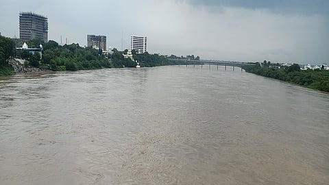 नांदेड - विष्णुपुरी प्रकल्पातून दहा दरवाजे उघडून गोदावरी नदीपात्रात विसर्ग करण्यात येत आहे.