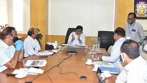 नांदेड - सार्वजनिक बांधकाम मंत्री अशोक चव्हाण यांच्या प्रमुख उपस्थितीत मुंबईत बैठक झाली.