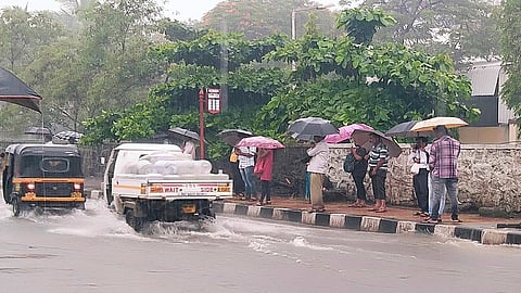 नाल्यांची कामे न झाल्याने बस थांब्याजवळ पाणी