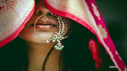 इथं नाकात कापूस भरायची वेळ आलीय अन्...नथीचा नखरा हाेताेय ट्रोल; युवतींचेही प्रत्युत्तर